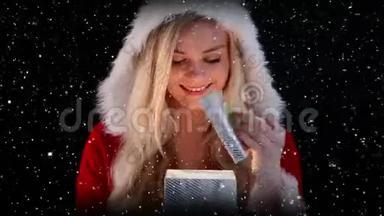 一个穿着桑塔西装拿着礼物的女孩被大雪覆盖的视频组合
